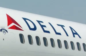 Стюардесса Delta случайно раскрыла запасной трап в аэропорту